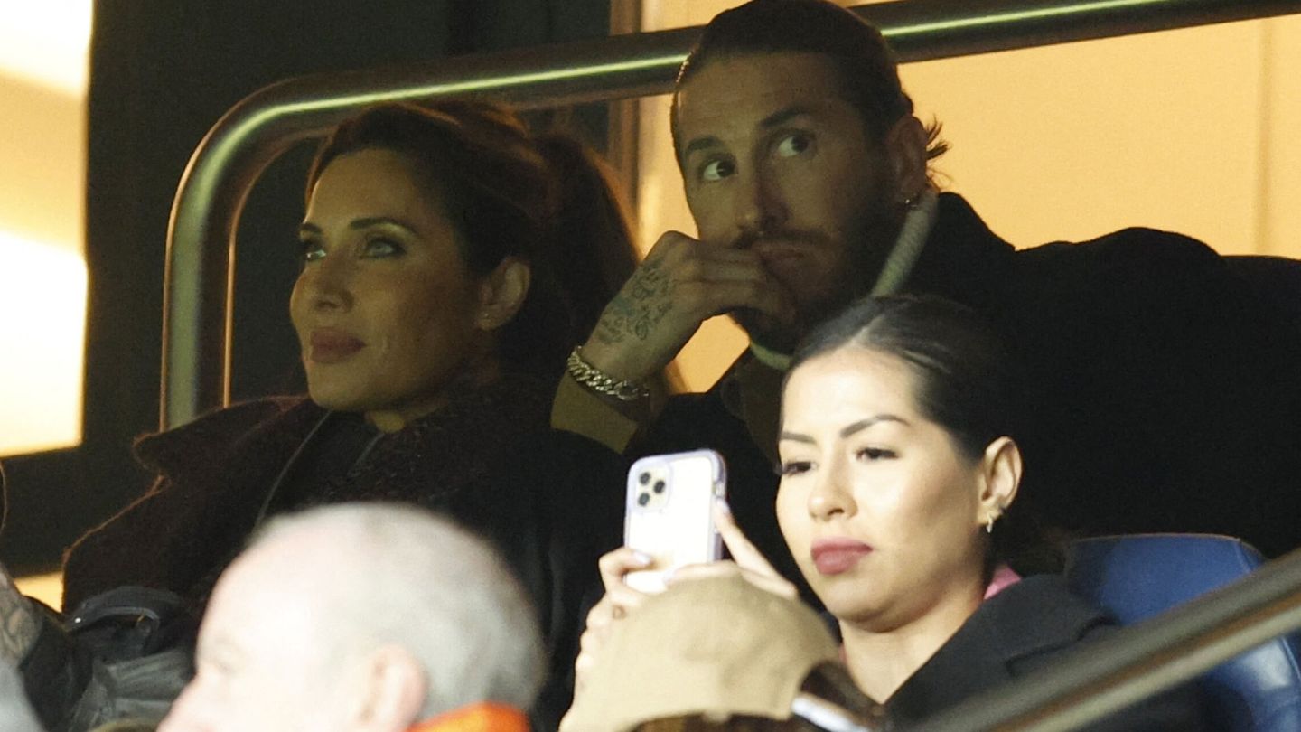 Sergio Ramos en la grada del estadio del Parque de los Príncipes junto a su esposa Pilar Rubio