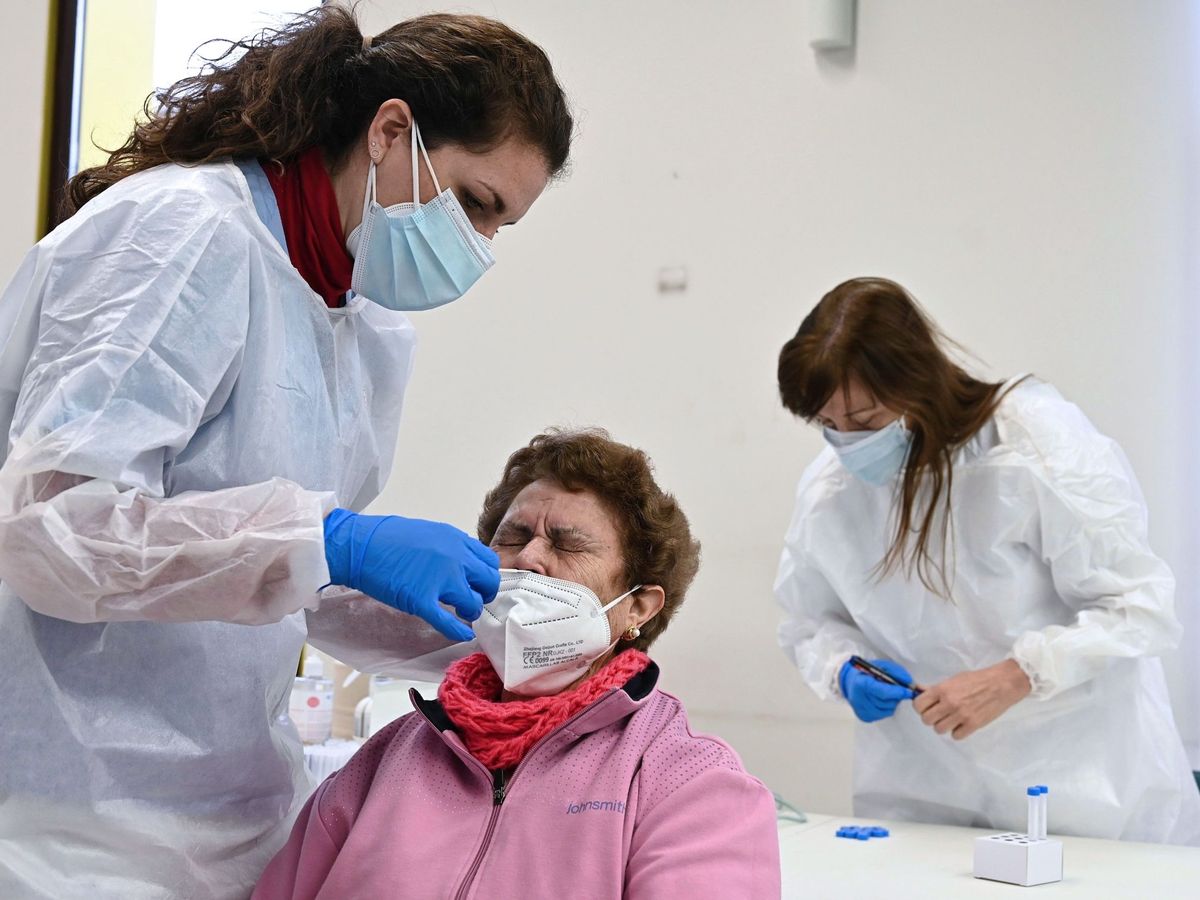 Foto: Una sanitaria realiza un test de antígenos a una mujer en la Comunidad de Madrid. (EFE/Fernando Villar)