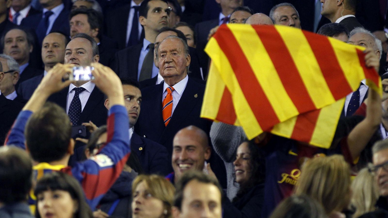 Foto: Juan Carlos I en el palco de Mestalla en la última final de Copa que disputaron Real Madrid y Barcelona (EFE)