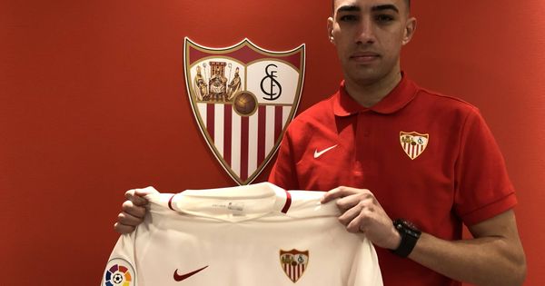 Foto: Munir posa con la camiseta del Sevilla. (SFC) 