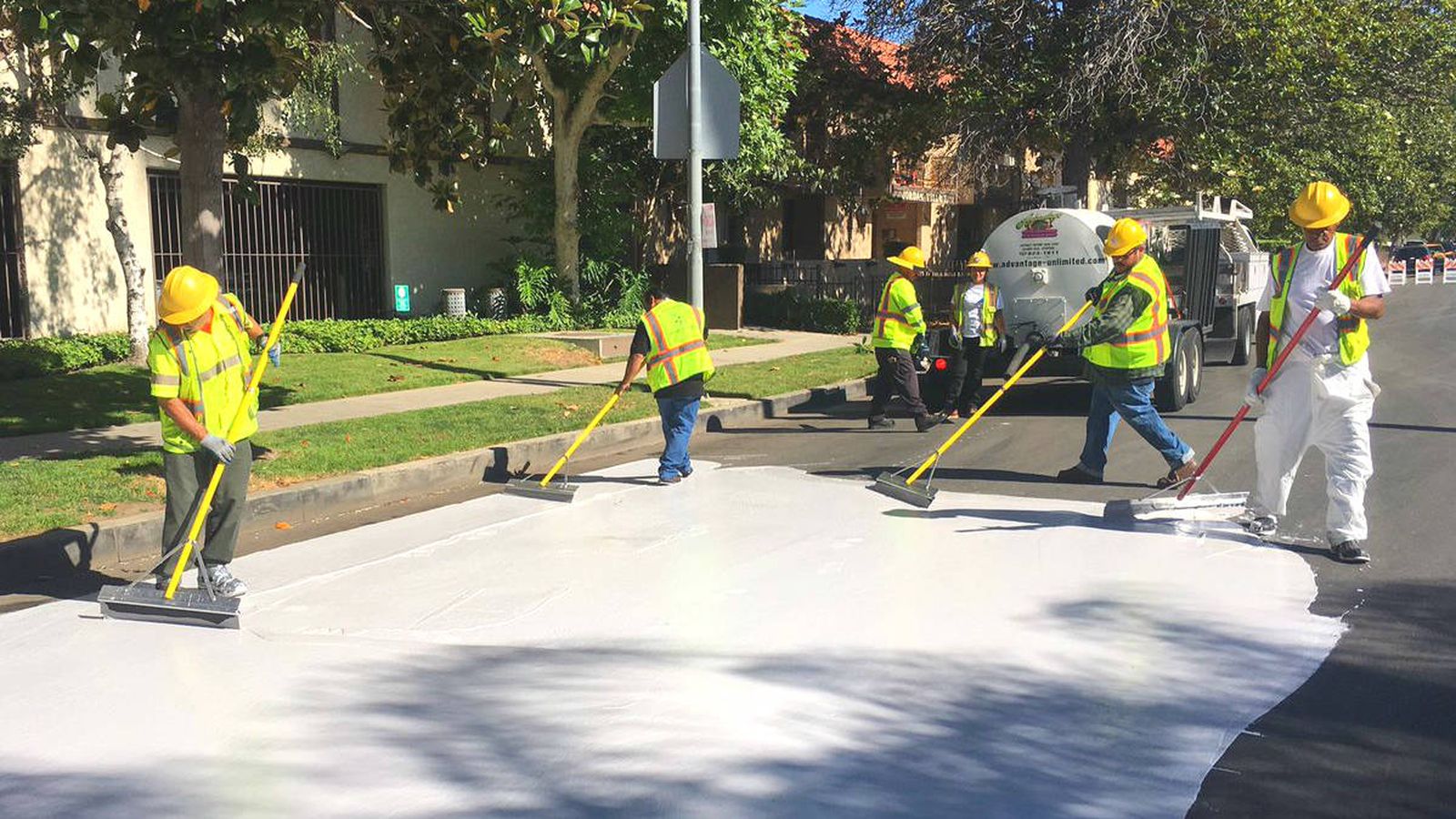 Foto: Trabajadores pintan de blanco las carreteras de Los Ángeles. (Foto: City of LA)