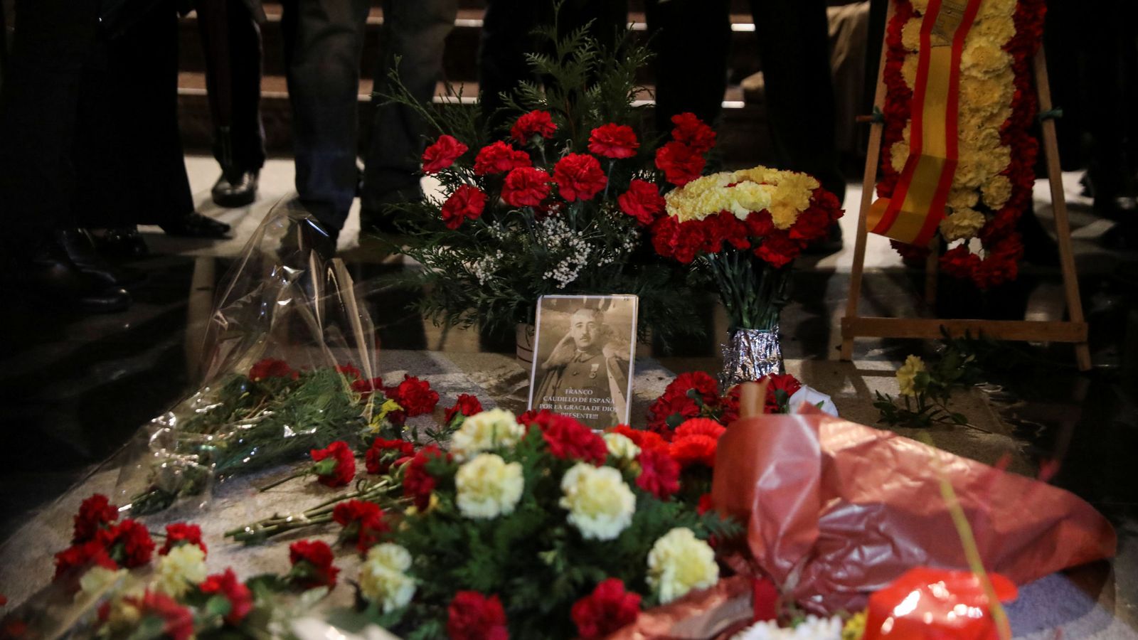 Foto: Flores sobre la tumba de Francisco Franco en el 43º aniversario de su muerte, el pasado 20 de noviembre en el Valle de los Caídos. (Reuters)