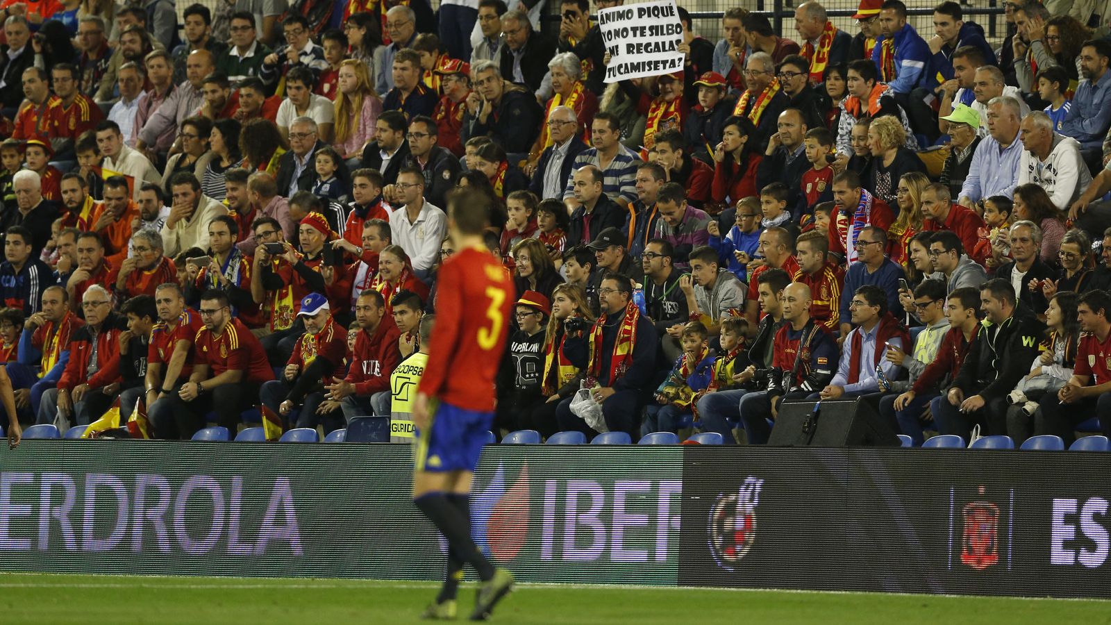 Foto: Imagen de Gerard Piqué durante el amistoso que disputaron España e Inglaterra (Reuters)