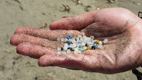 El misterio de las bolitas de plástico que asolan las playas francesas y también sufre España