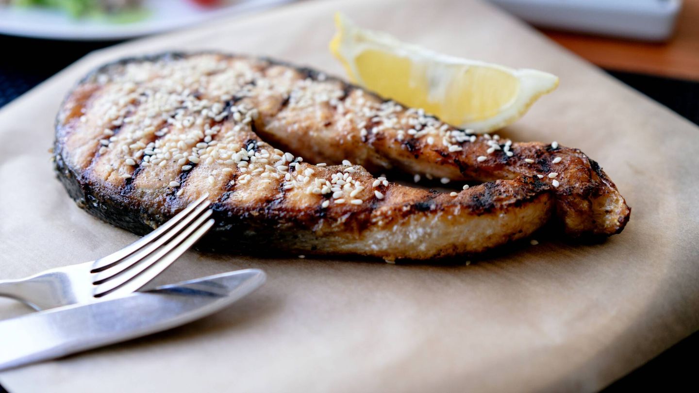 Un pescado a la plancha es una opción perfecta para cenar. (Pexels/Oleksandr P)