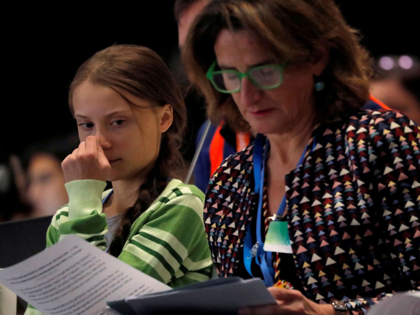 Greta Thunberg fisgonea los apuntes de la ministra Ribera en la COP25. (Reuters)