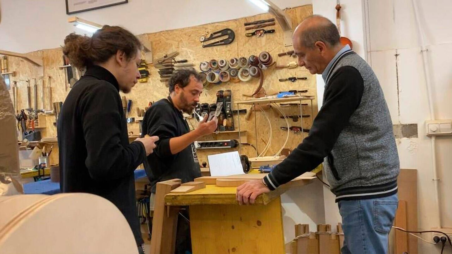 El luthier Manuel de Oliveira explica a dos alumnos en Glissando. (R. B.)