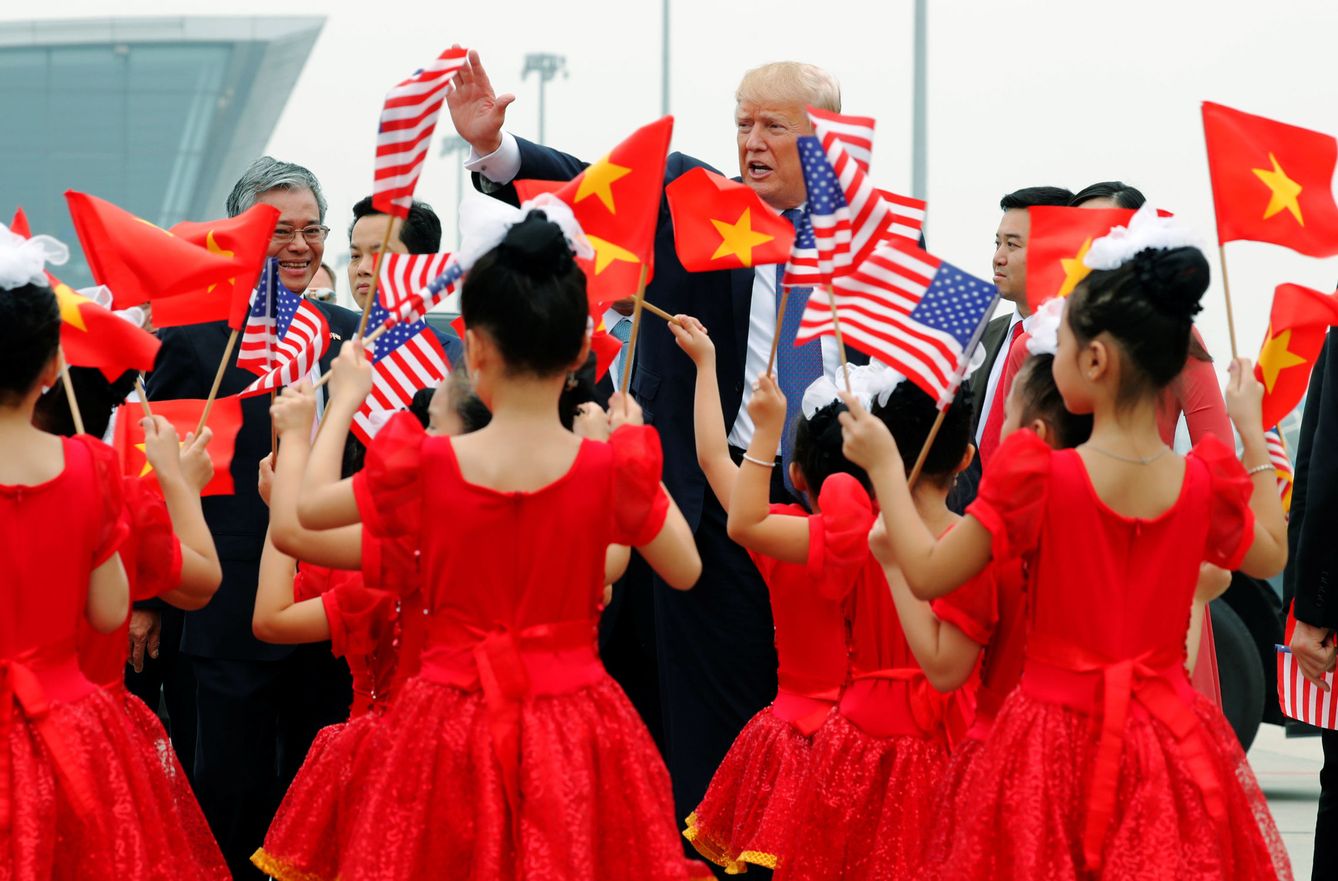Un grupo de niñas despide a Trump en el aeropuerto de Hanoi, Vietnam. (Reuters)