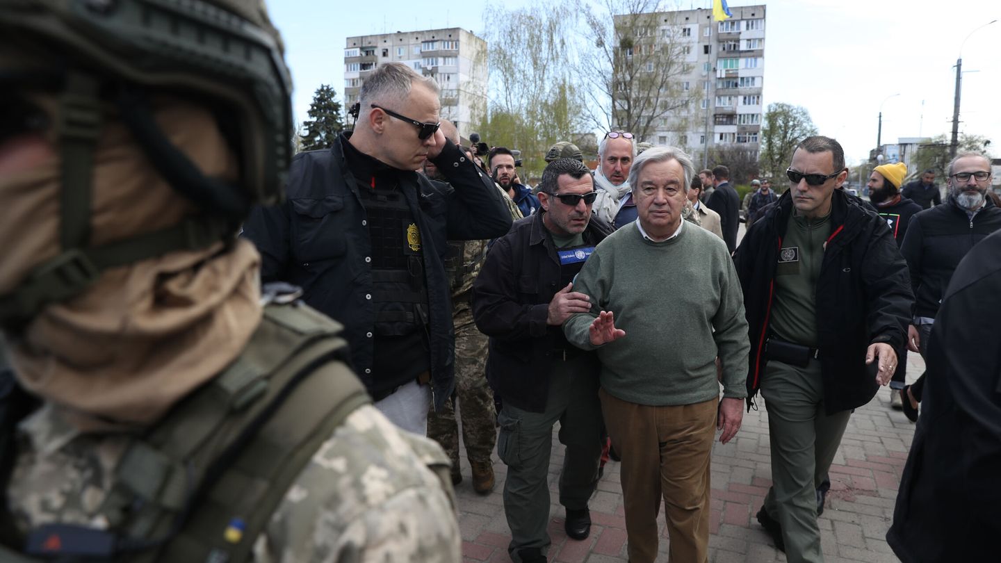 El secretario general de la ONU, António Guterres (c), hoy en su visita a la ciudad de Borodianka. (EFE/ Miguel Gutiérrez) 