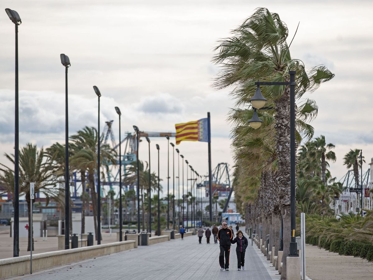 Foto: Varias personas pasean por en el paseo marítimo de Valencia, en una imagen de archivo. (EFE/Manuel Bruque)