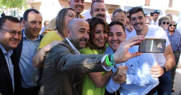 Foto: Cristóbal Moreno haciendo un 'selfie' con Susana Díaz y un grupo de vecinos, esta semana, en Villanueva del Trabuco 