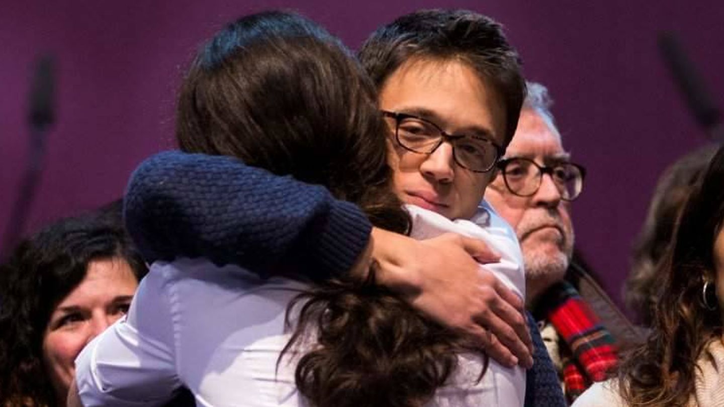 Pablo Iglesias e Iñigo Errejón se abrazan en Vistalegre. (EFE)