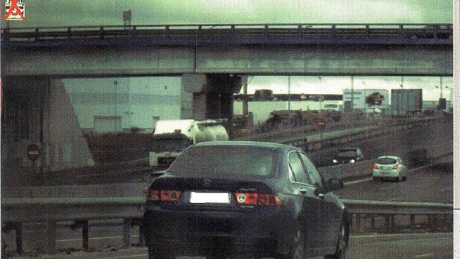 Foto: Un vehículo es 'cazado' por un radar móvil colocado por agentes de tráfico. (EFE)