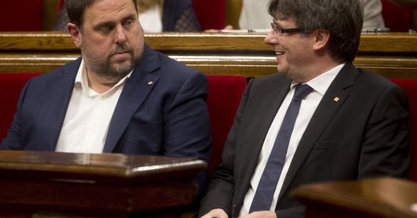 Foto: El presidente de la Generalitat, Carles Puigdemont, junto al vicepresidente, Oriol Junqueras, en el Parlament. (EFE)