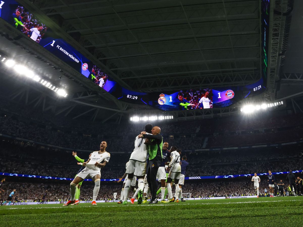 Foto: Los jugadores blancos celebran la victoria contra el Bayern de Múnich. (EFE/Juanjo Martín)