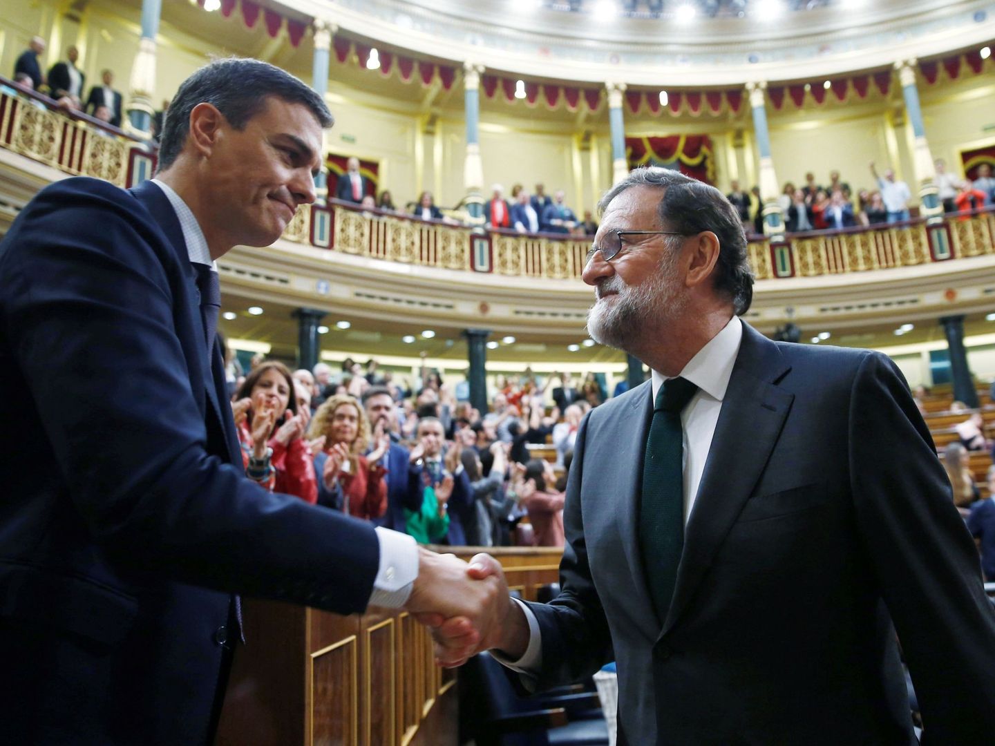 Rajoy felicita a Sánchez tras la segunda jornada de la moción de censura, el 1 de junio de 2018. (EFE)
