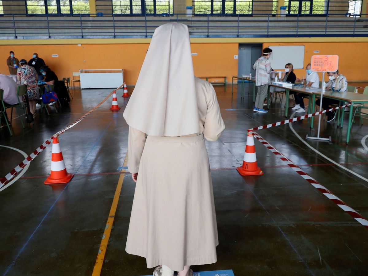 Foto: Una monja aguarda su turno para votar este domingo en Burela, Lugo. (EFE)