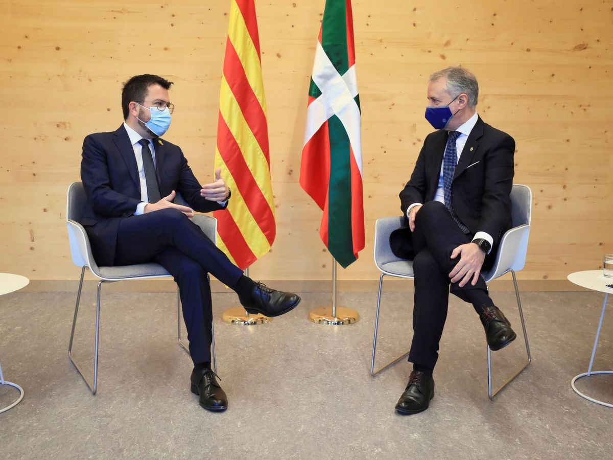 Foto: El presidente de la Generalitat, Pere Aragonès (i), y el lendakari, Iñigo Urkullu. (EFE/Generalitat/Jordi Bedmar)