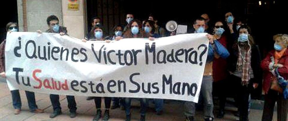 Foto: Un grupo de personas realiza un escrache en casa de Víctor Madera, consejero delegado de Capio