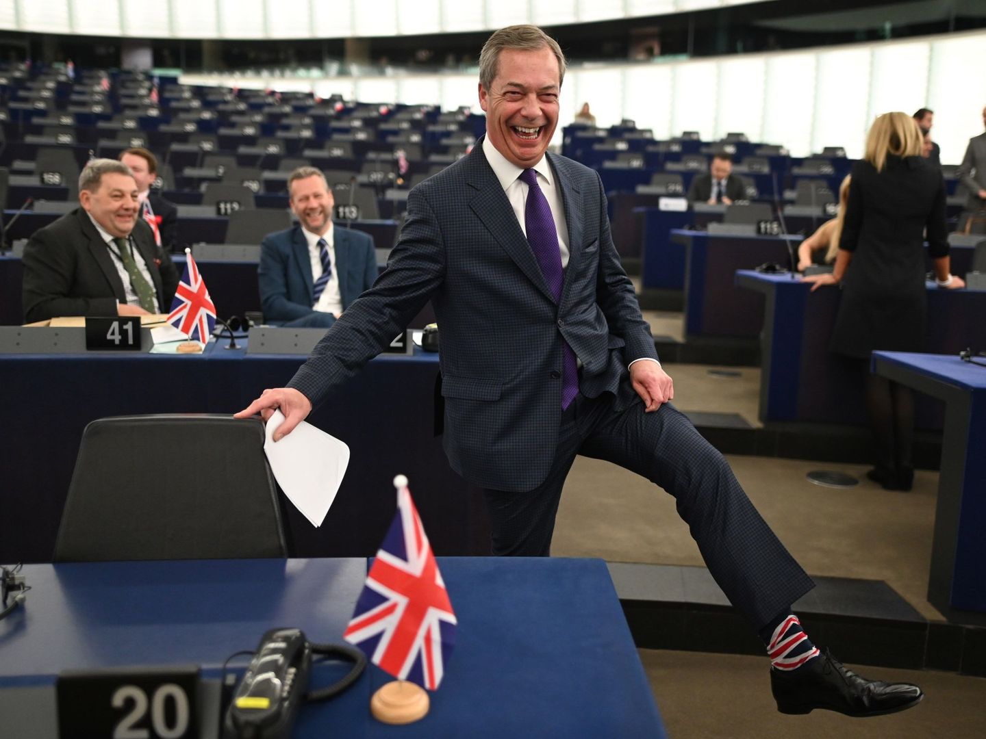 Nigel Farage muestra sus calcetines con la bandera británica en Estrasburgo. (Reuters)