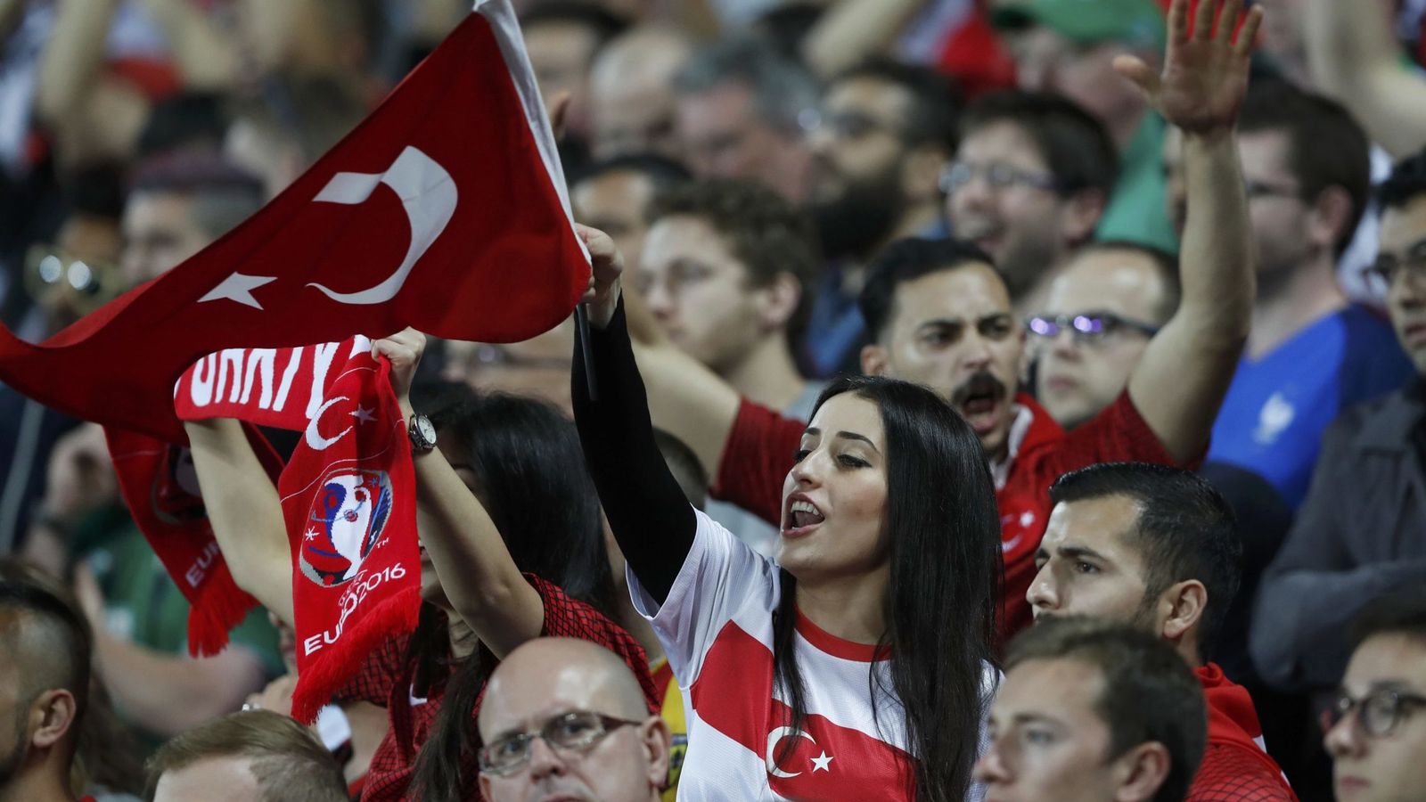 Foto: Aficionados de la selección de Turquía durante la Eurocopa 2016 (Carl Recine/REUTERS)