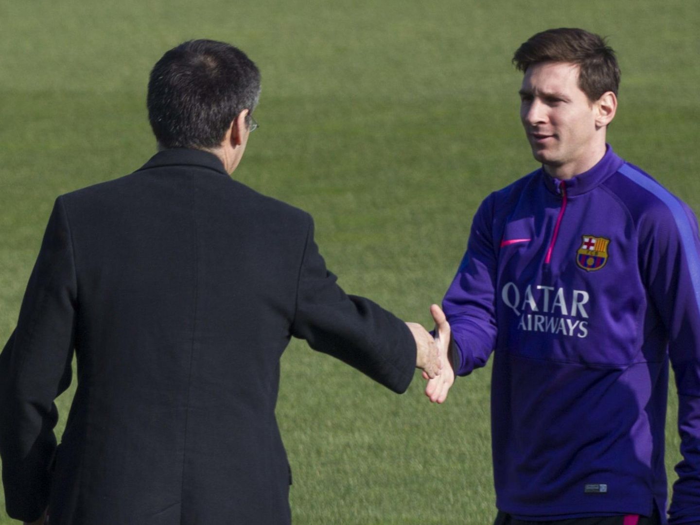 Josep Maria Bartomeu saluda a Leo Messi. (EFE)