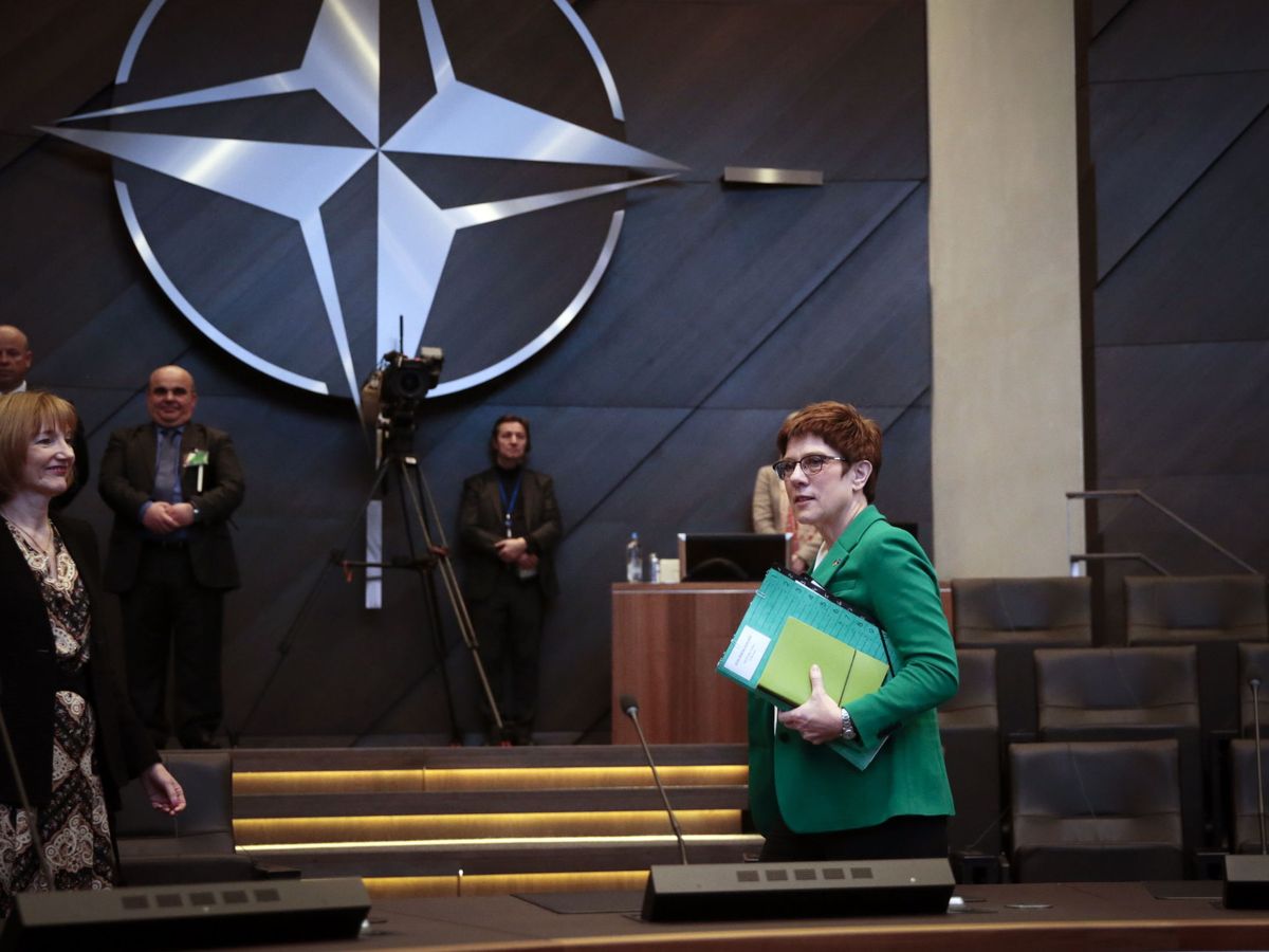 Foto: Annegret Kramp-Karrenbauer al comienzo de una reunión de la OTAN. (Reuters)