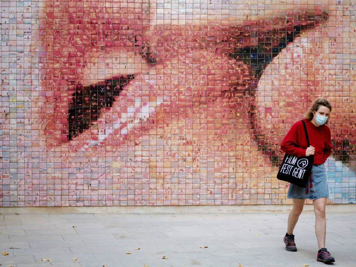Foto: Una joven camina por las calles de Barcelona durante estos últimos días. (EFE)