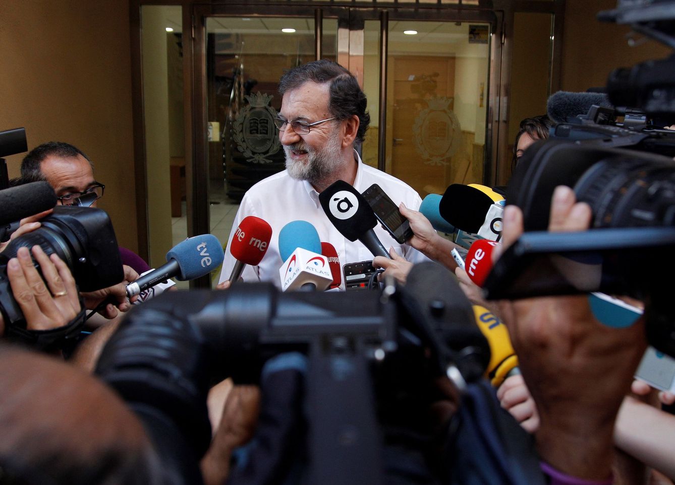 Rajoy en Santa Pola (Alicante) a su llegada para recuperar su plaza como registrador de la propiedad. (EFE)