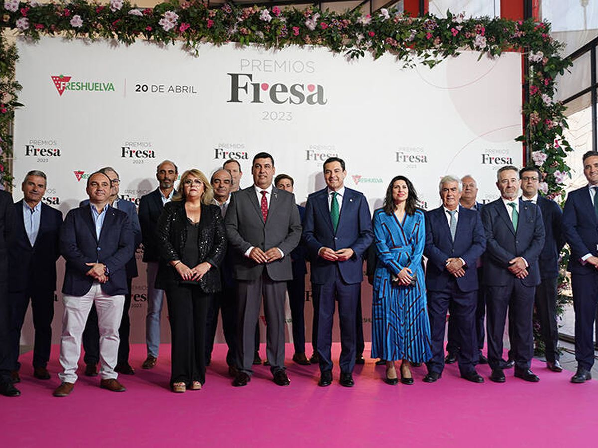 Foto: Juanma Moreno al recibir el Premio Fresa de Freshuelva.