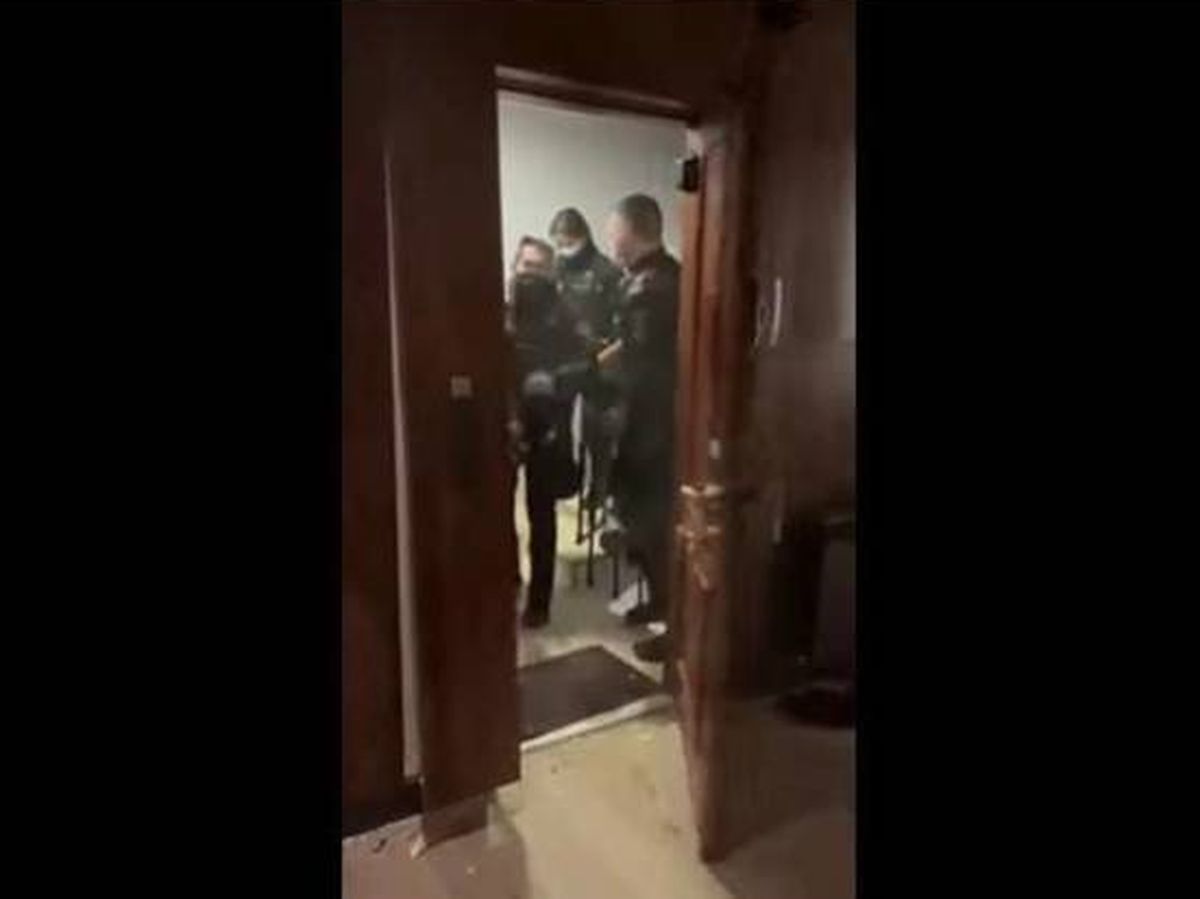 Foto: La Policía tira abajo la puerta de una casa por una fiesta ilegal sin orden judicial.
