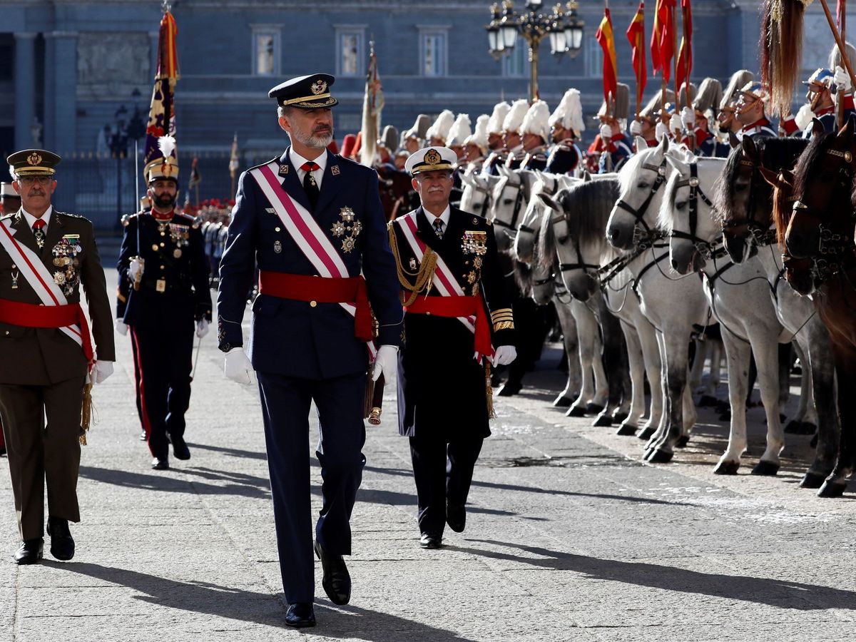 Foto: El rey pasa revista a la Guardia Real durante la Pascua Militar de 2020 (EFE)