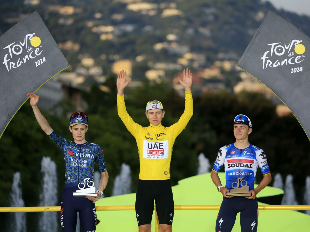 Foto: Pogacar, en el podio final del Tour de Francia. (EFE/EPA/Guillaume Horcajuelo)