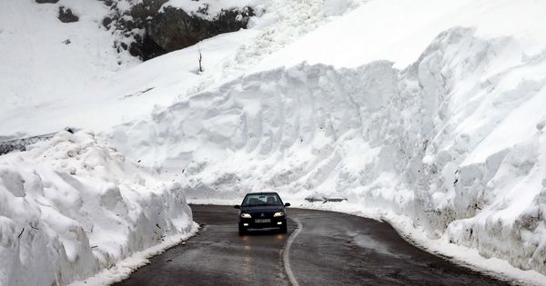 Foto: Muro de nieve de entre siete u ocho metros de altura que dejó el fuerte temporal de los últimos días en el puerto de San Isidro (Asturias). (EFE)
