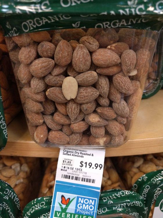 Almendras orgánicas a 20 dólares, uno de los 'chollos' de Whole Foods. El supermercado es famoso por sus elevados precios. (Foto: Felipe Martínez)