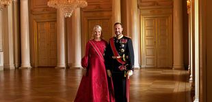 Post de El look de Mette-Marit en su nuevo retrato oficial: diseñador fetiche y la tiara de su boda