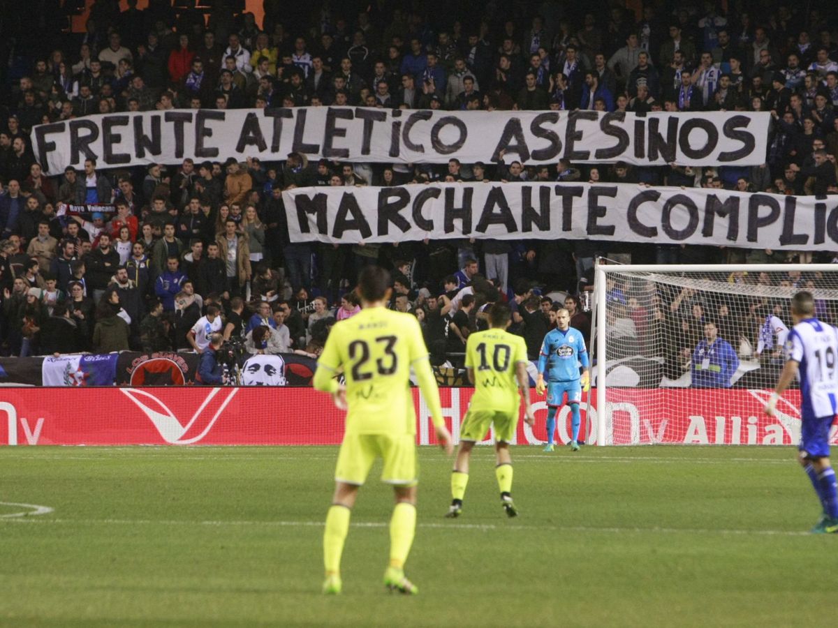 Foto: Aficionados del Deportivo de La Coruña muestran una pancarta de apoyo al hicha del Depor Francisco Javier Romero 'Jimmy. (EFE)