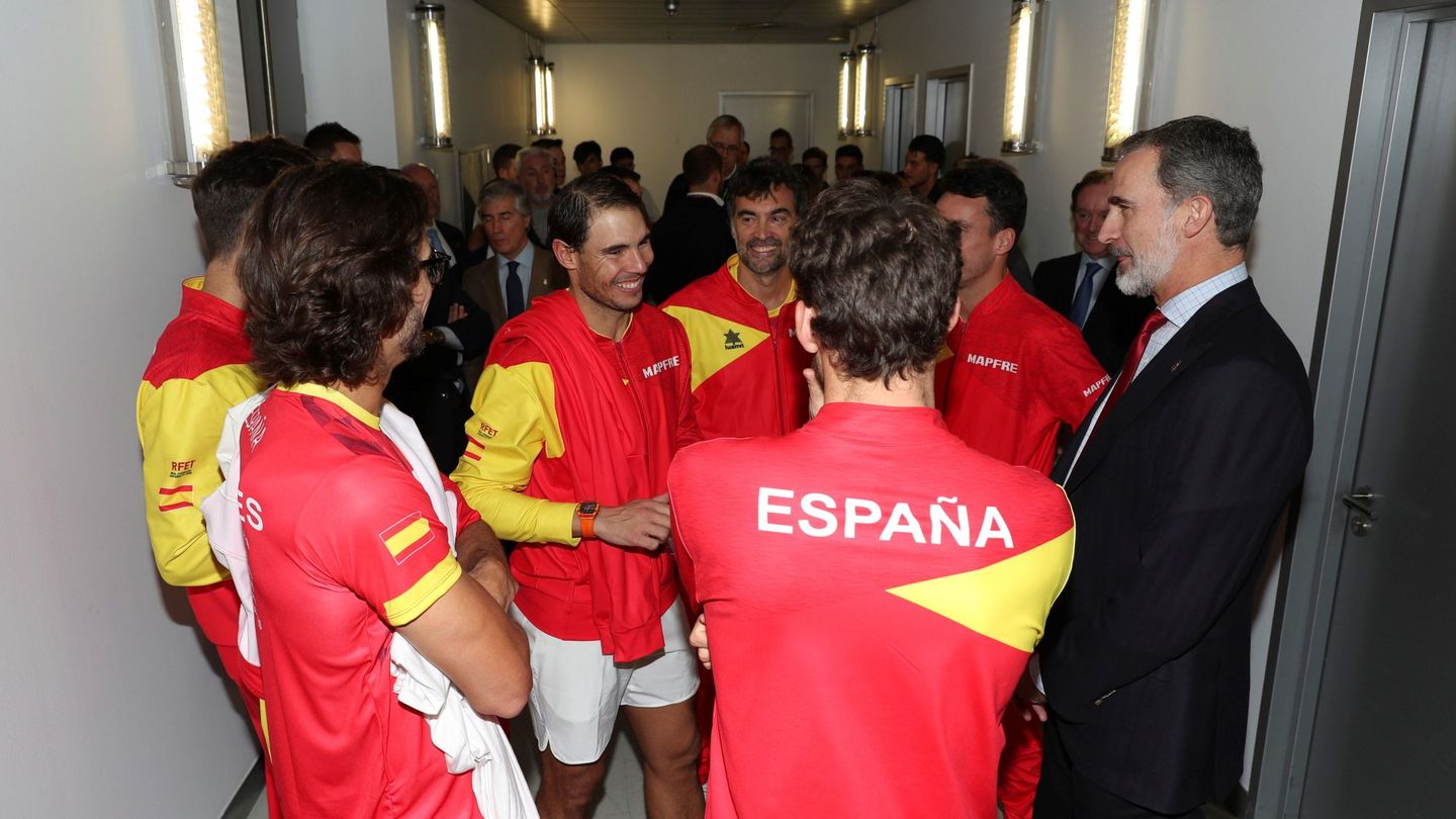 El rey conversa con los jugadores españoles tras ganar el título. (EFE/Francisco Gómez)