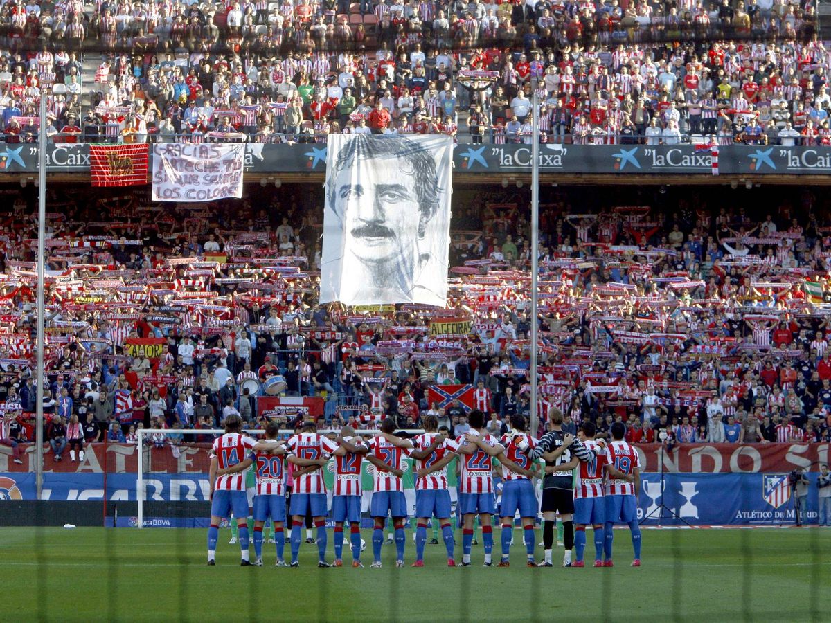Foto: Los jugadores del Atlético de Madrid guardando un minuto de silencio en honor del exjugador Juan Carlos Arteche, fallecido en 2010. (EFE/MANUEL H DE LEÓN)