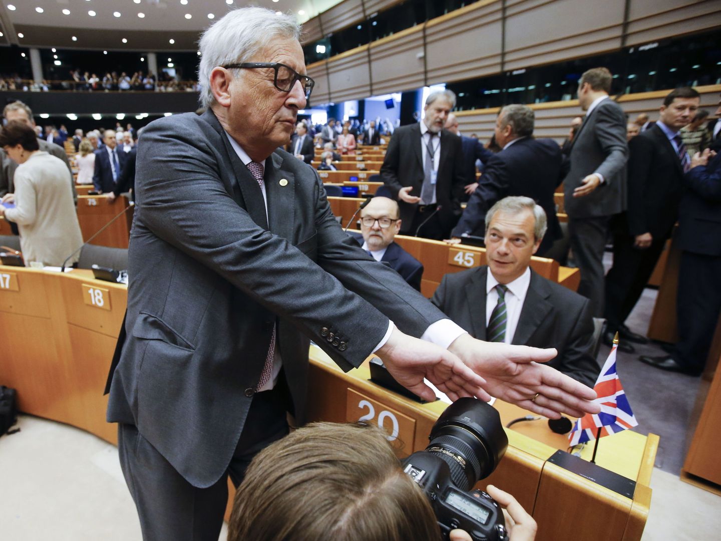 Jean-Claude Juncker y Nigel Farage en el Parlamento Europeo en una imagen de archivo. (Reuters)
