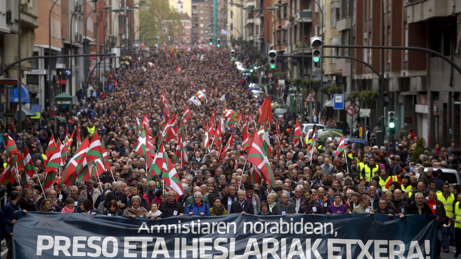 Foto: Miles de personas toman las calles de Bilbao. (Reuters)