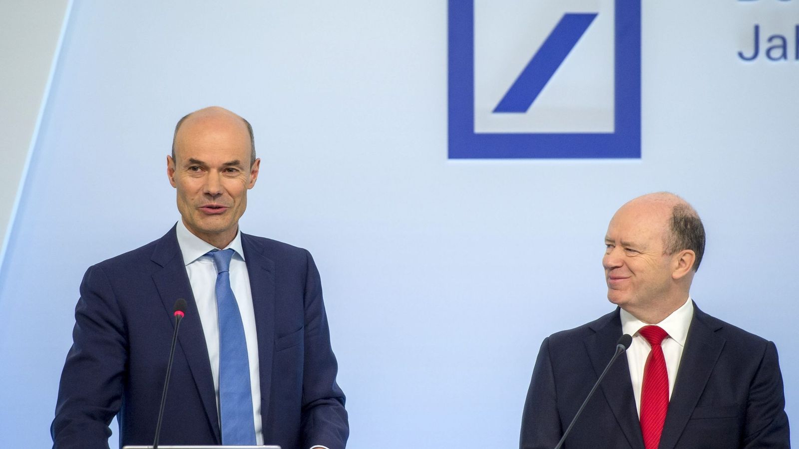 Foto: El presidente de la junta directiva de Deutsche Bank, John Cryan (dcha), y el director financiero de la entidad, Marcus Schenck. (EFE)