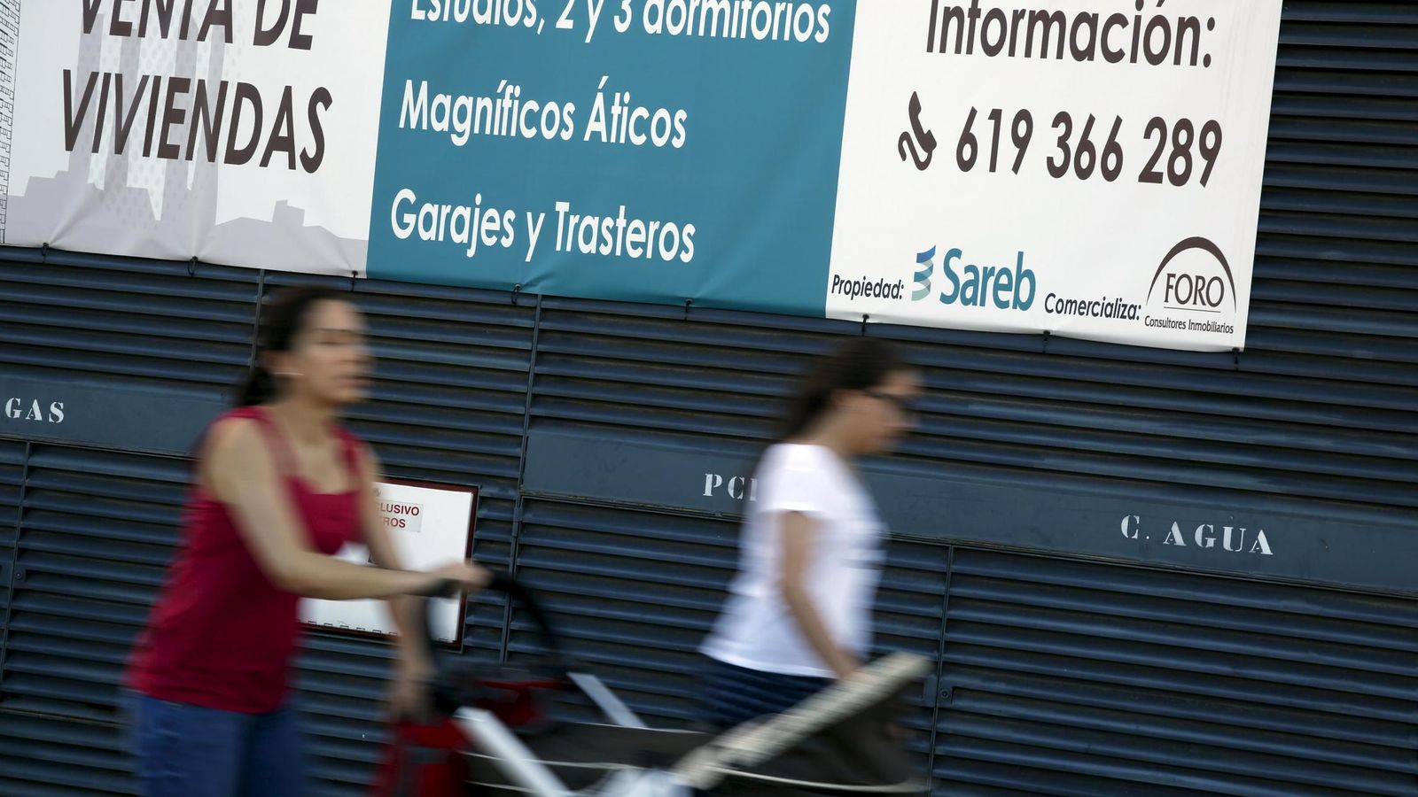 Foto: Anuncio de venta de viviendas propiedad de Sareb en Madrid (Reuters)