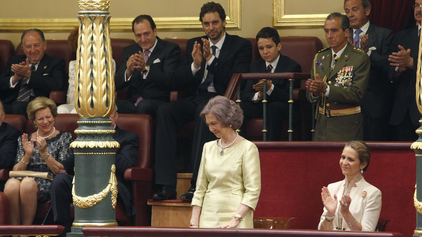 La reina Sofía, recibiendo el aplauso del Congreso, durante la proclamación de don Felipe. (EFE/Esteban Cobo)