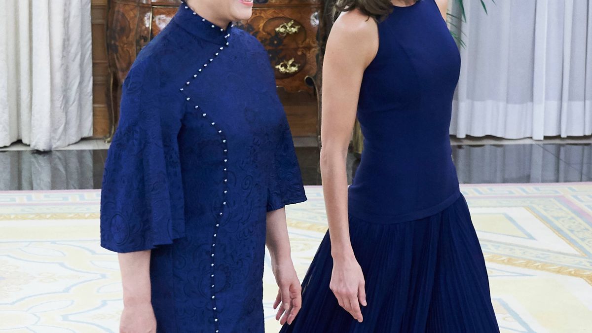 La reina Letizia y Peng Liyuan, primera dama china, conjuntadas de cena en Zarzuela