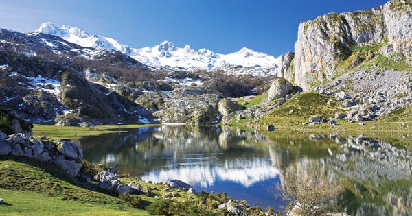 Foto: Cumbres y lagos (como el Ercina), belleza en las alturas de los Picos de Europa. (Foto: Turismo de Asturias)