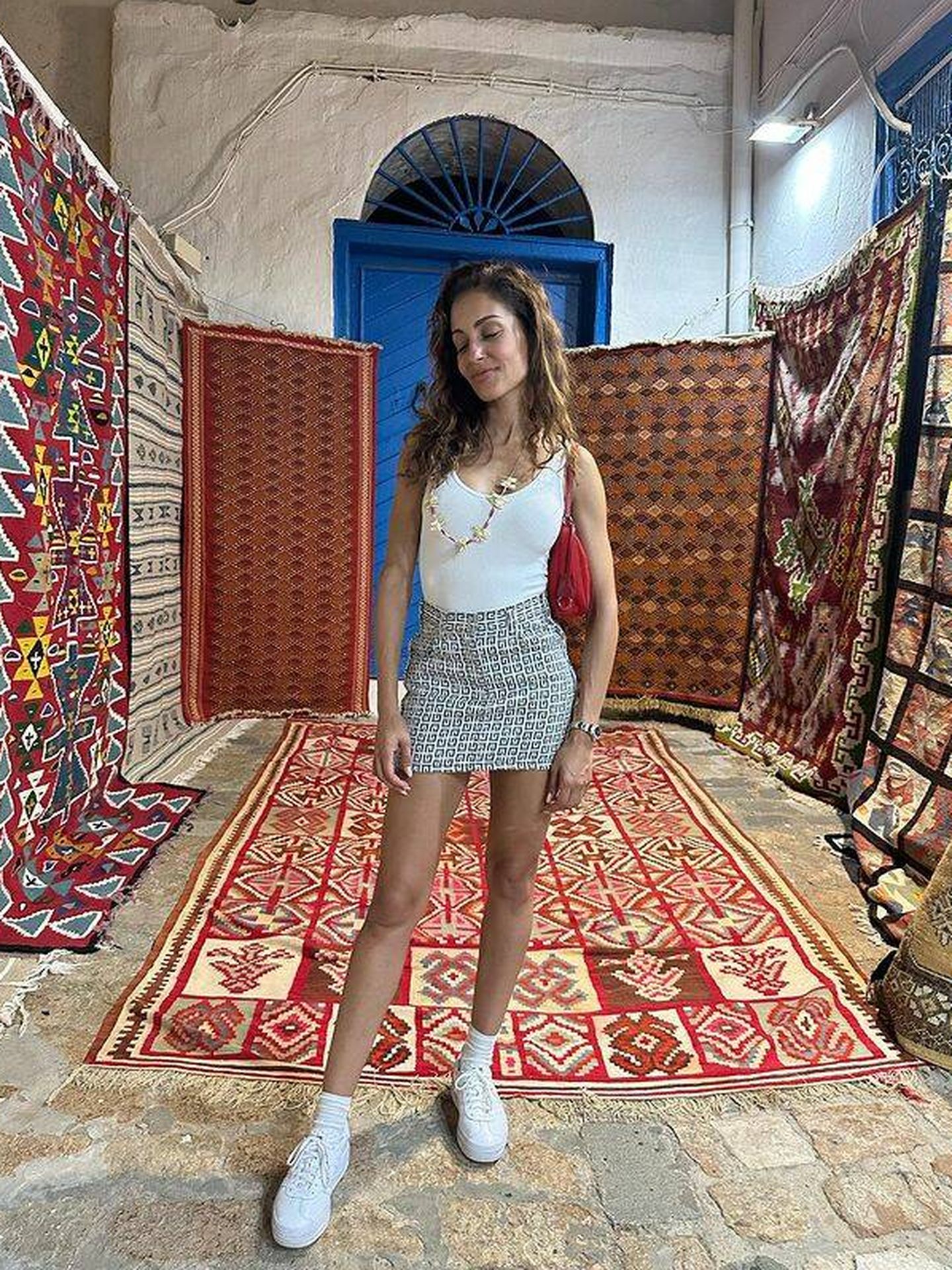 La actriz visitando Sidi Bou Said, en Túnez. (Instagram/ @hiba_abouk_)