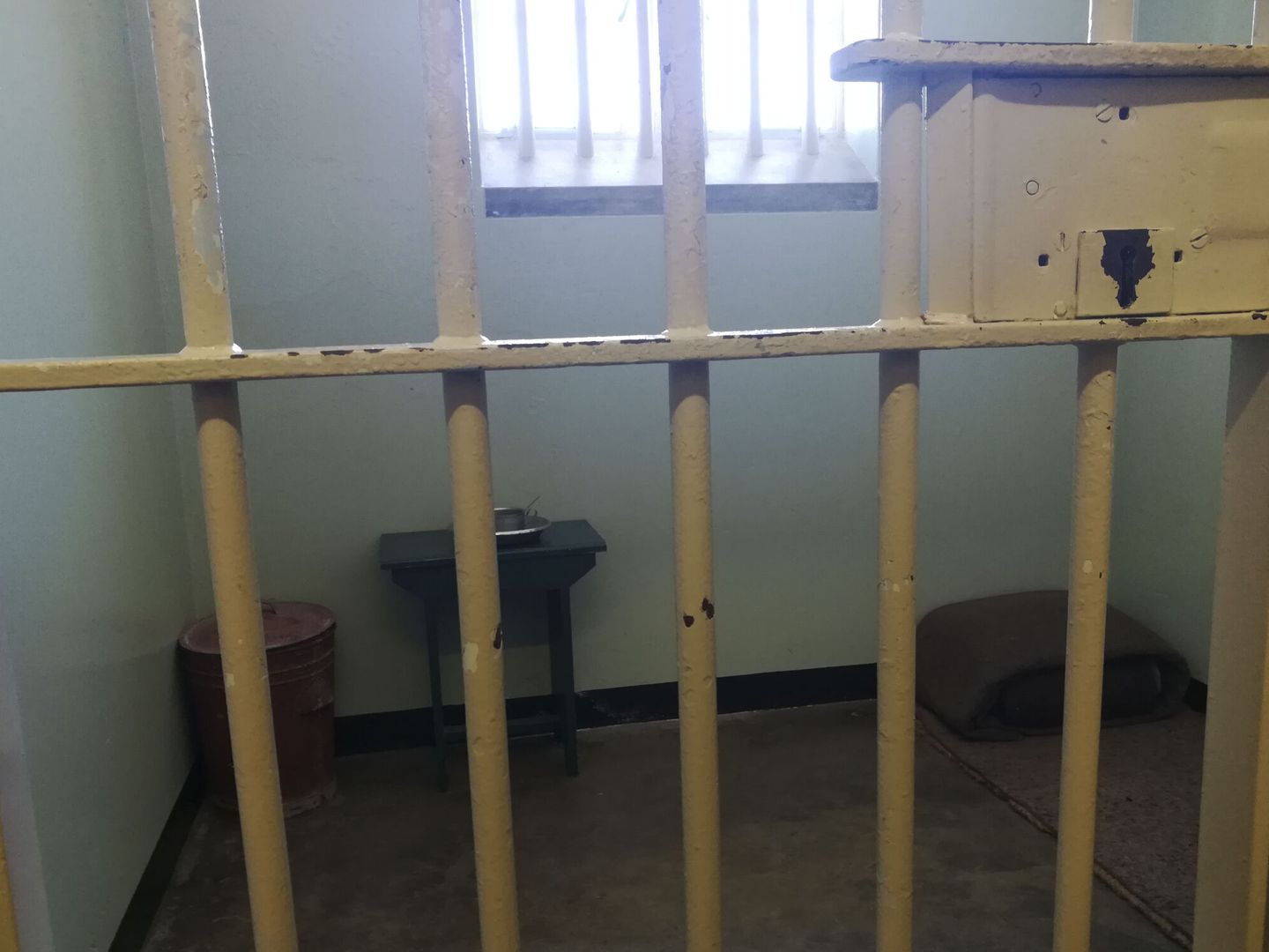 La celda de la Prisión de Máxima Seguridad de la isla de Robben (Sudáfrica) en la que estuvo recluido durante dieciocho años Nelson Mandela. EFE