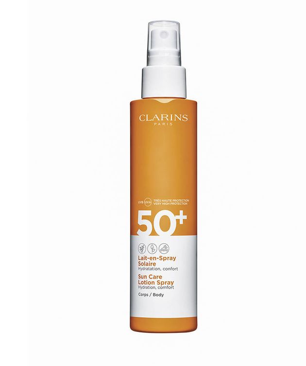 LAIT EN SPRAY SOLAIRE SPF 50. Protección muy alta para todas las pieles y en cualquier situación. Con efecto hidratante, textura fluida y fácil de extender gracias al spray (150 ml / 31,50 €).