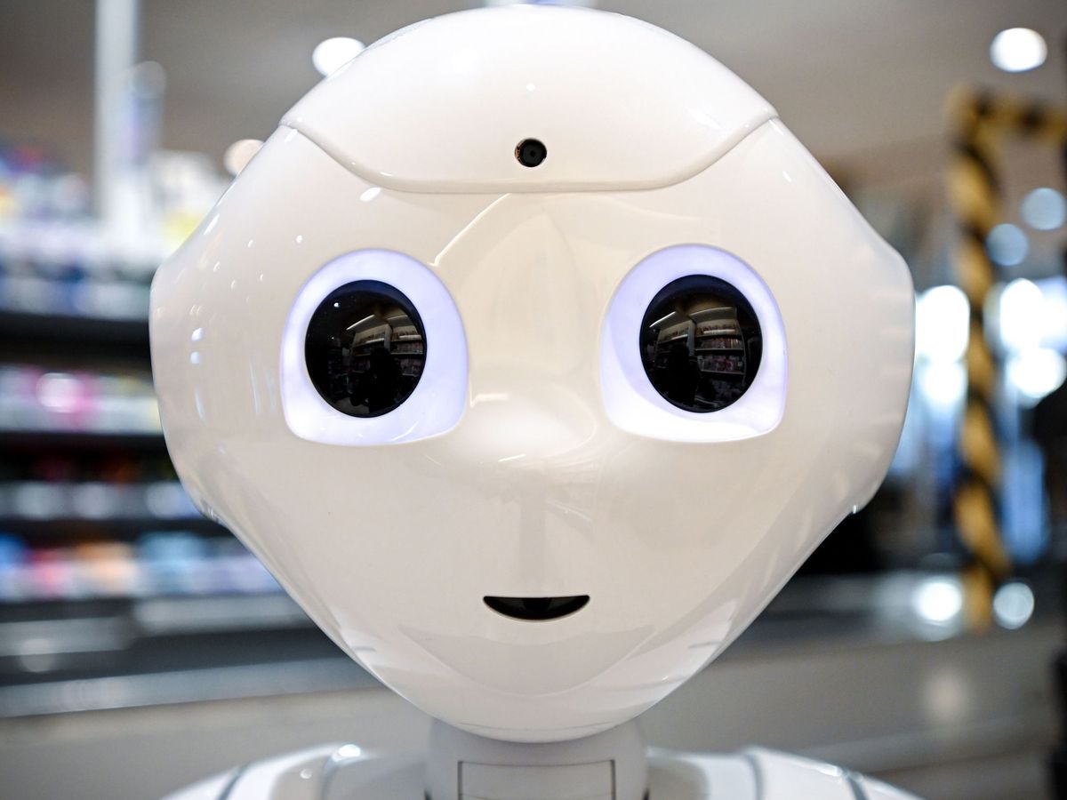 Foto: Un robot dedicado a aportar indicaciones sobre las medidas de protección contra el virus a los clientes de un supermercado alemán. (Reuters)
